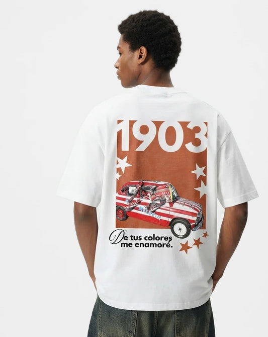 Camiseta Tus Colores blanca puesta, estudio