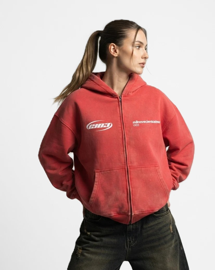 Sudadera con cremallera Lealtad y Honor roja puesta, estudio