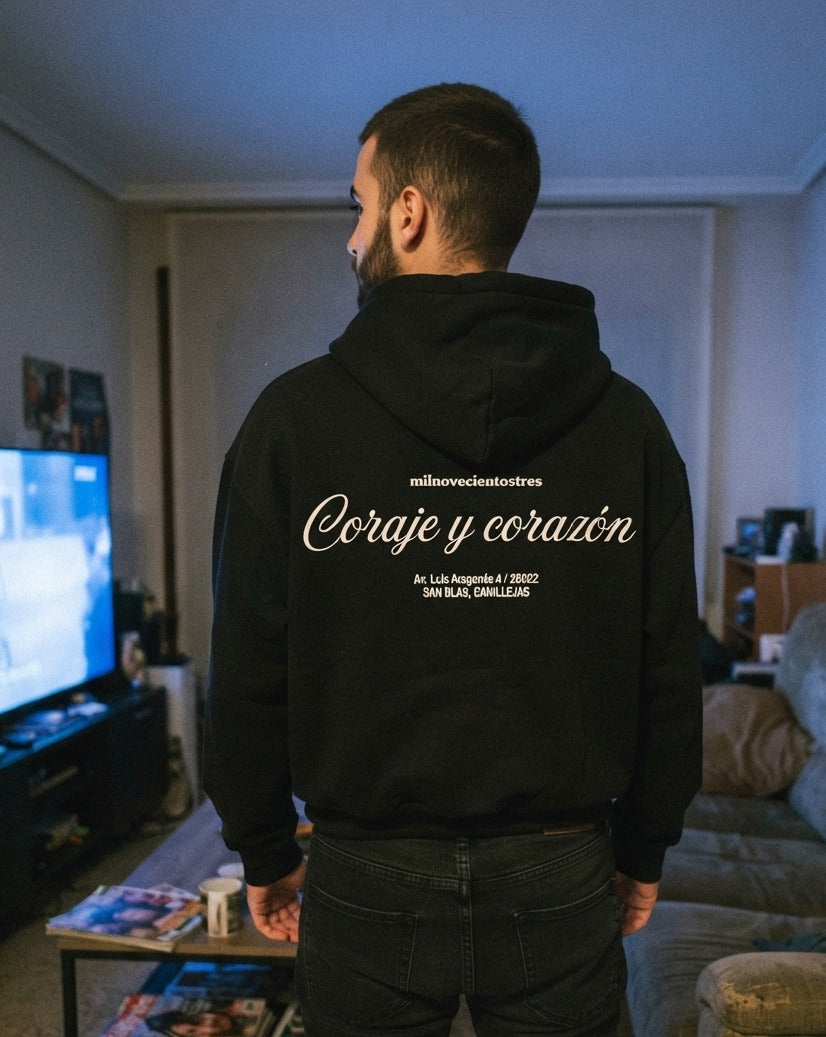 Sudadera con cremallera Coraje y Corazón negra puesta, aficionado