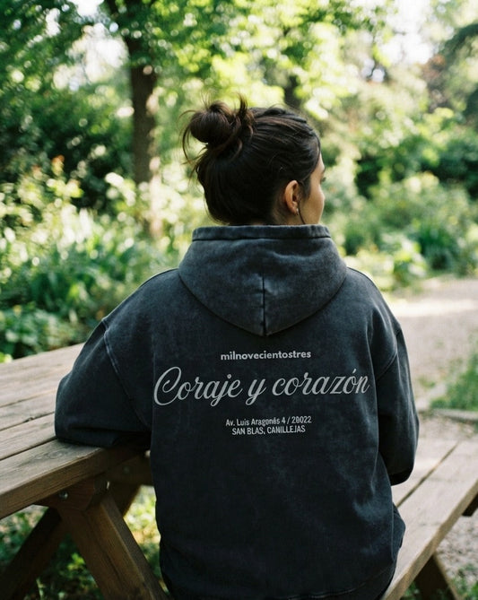 Sudadera con cremallera Coraje y Corazón gris lavado puesta, aficionado