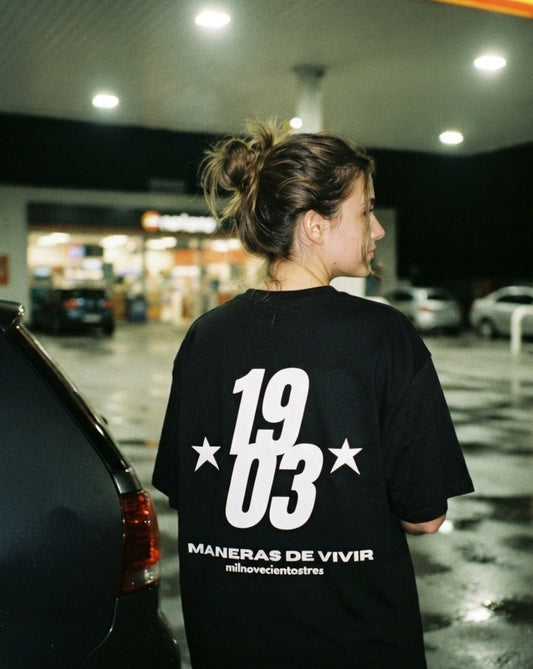 Camiseta Maneras de Vivir negra puesta, aficionado