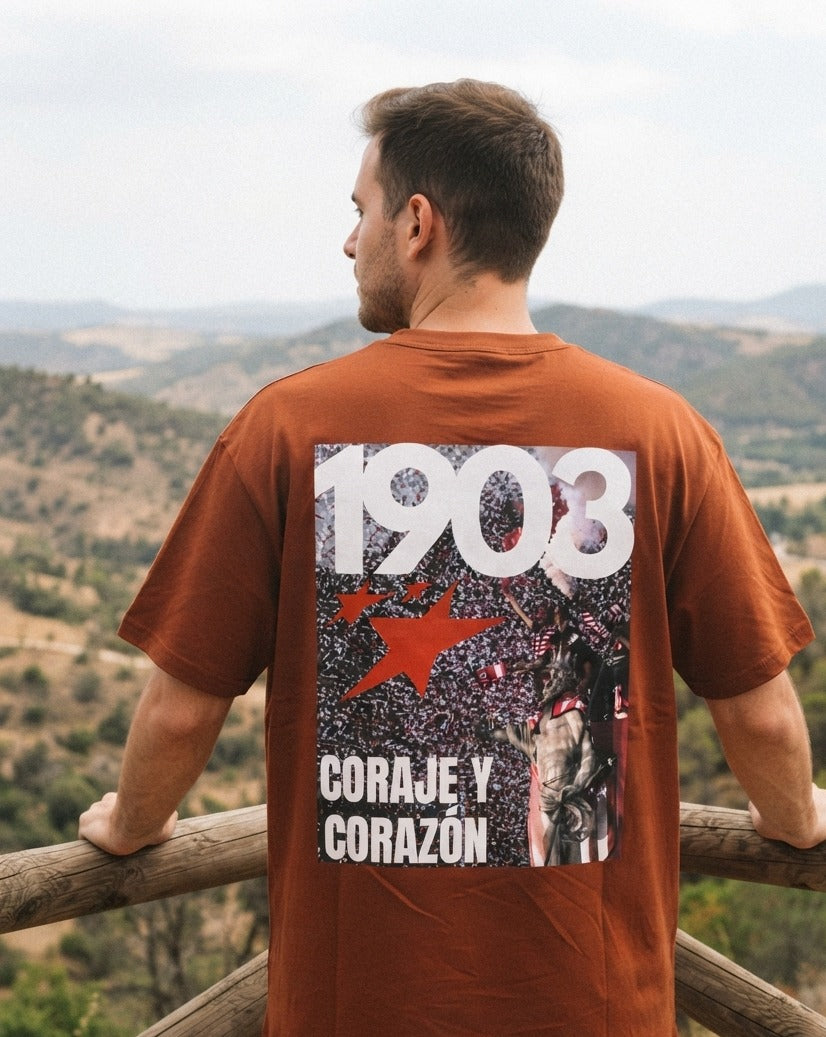 Camiseta Coraje y Corazón teja puesta, aficionado