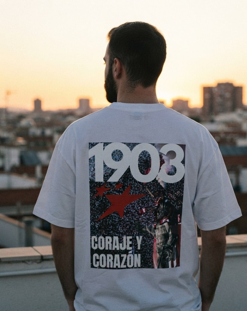 Camiseta Coraje y Corazón blanca puesta, aficionado