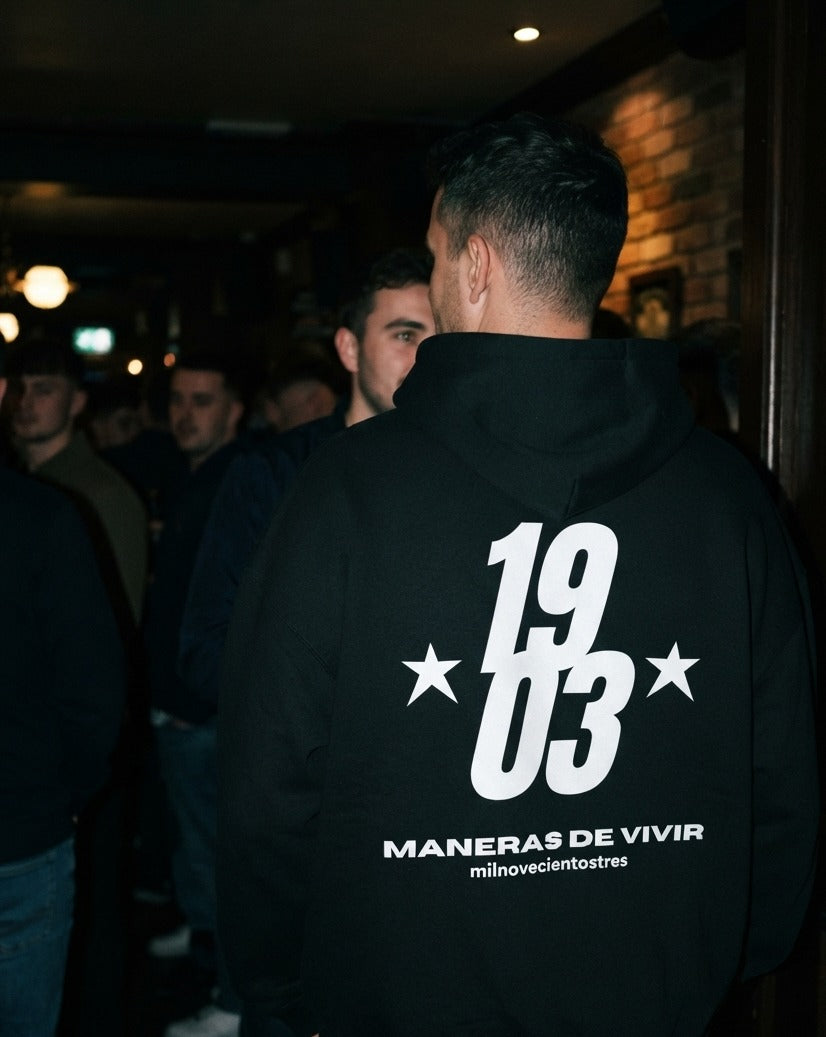 Sudadera con capucha Maneras de Vivir negra puesta, aficionado