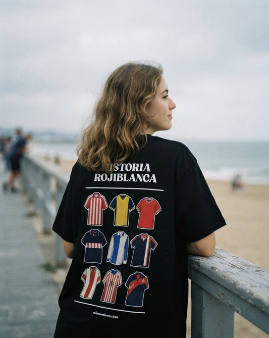 Camiseta Historia Rojiblanca negra puesta, aficionado