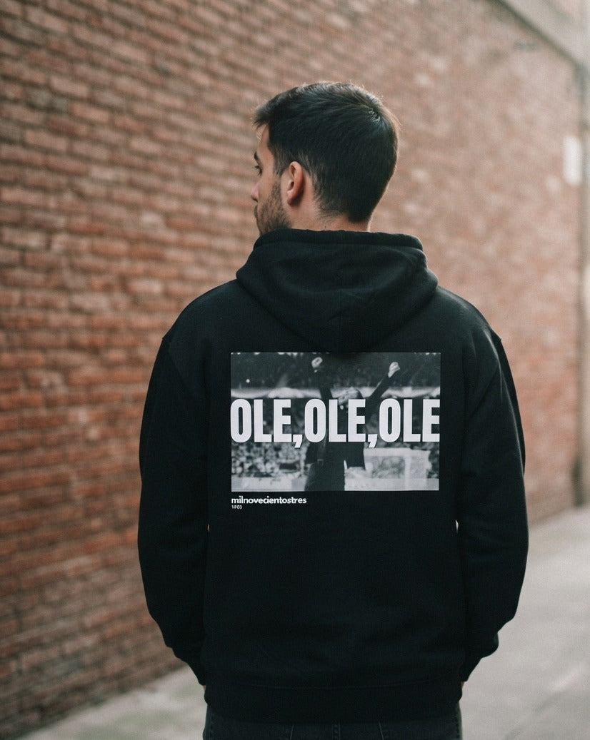 Sudadera con capucha Ole, Ole, Ole negra puesta, aficionado