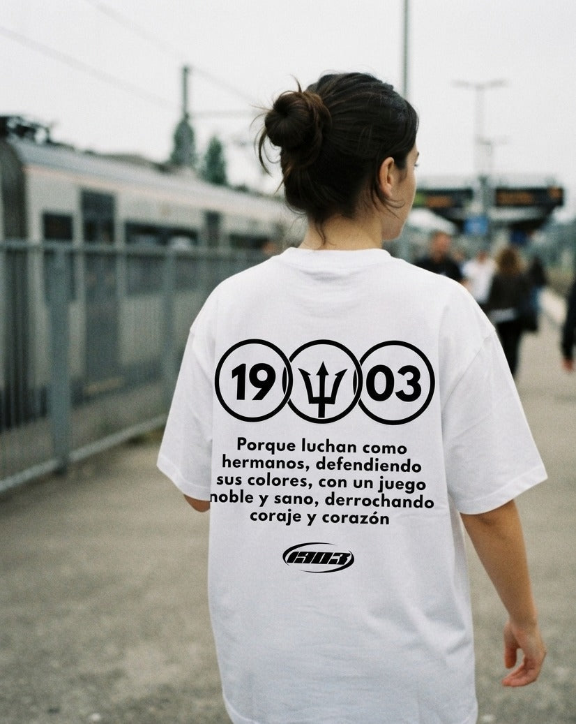 Camiseta Luchan Como Hermanos blanca puesta, aficionado